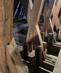 Zabytkowa więźba drewniana, ul. Kanonicza w Krk